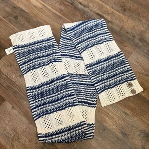 Simply Noelle Blue & Cream Knit Scarf w/ Buttons for Versatility 32x8 Excellent